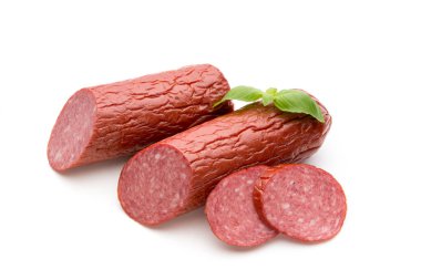 Salam dilimleri. Beyaz bir arka planda izole edilmiş. sosis kesimi.