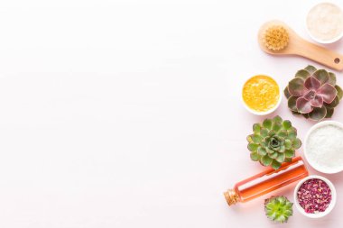 Ev yapımı kozmetik, metin için bir alanı olan bir arka plan. Spa tebrik kartı demek. Aromaterapi teması, el yapımı biyokozmetik. Düz yatıyordu.