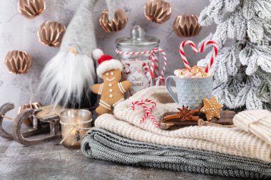 Bir fincan ve kurabiyeyle rahat bir Noel kompozisyonu. Şekerli sıcak çikolata..