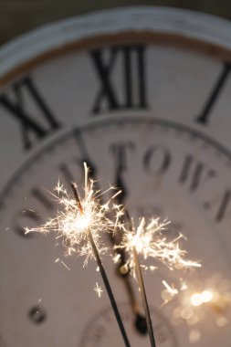 Siyah arka planda Noel maytap ışıkları.