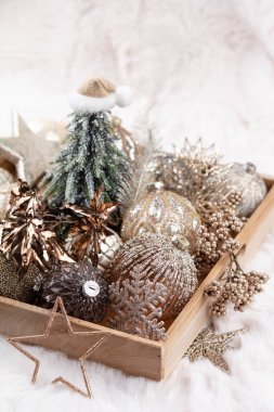 Altın noel sade topları yün arka planda.