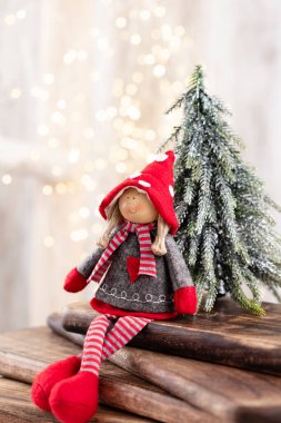 Tahtada Noel ağacı, bokeh arka plan. Noel kutlaması konsepti. Tebrik kartı.