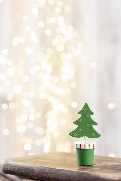圣诞树上的木制 Bokeh背景 圣诞假期庆祝的概念 问候语 — 图库照片