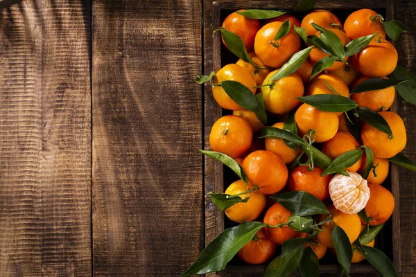 Fresh Mandarin Oranges Fruit Leaves Wooden Box Top View — Stock Photo, Image