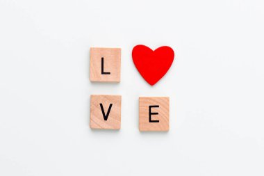 Pastel bir tahtanın içindeki tahta bloklar..