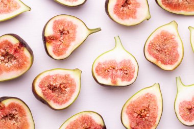 Beyaz arka planda izole edilmiş incir meyveleri. Üst Manzara. Düz yatıyordu.