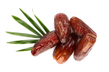 Kuru tarihler beyaz arkaplanda izole edilmiş. Üst Manzara. Düz uzanma deseni.