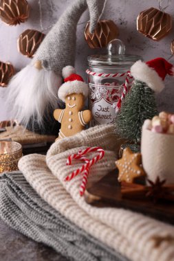 Sıcak kış kompozisyonu, bir fincan ve kremalı sıcak çikolata..