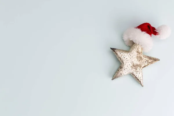 お祭りのパステルの背景 クリスマスの星と輝く輝き パステルの背景にコンフェッティ クリスマスの背景フラットレイ — ストック写真
