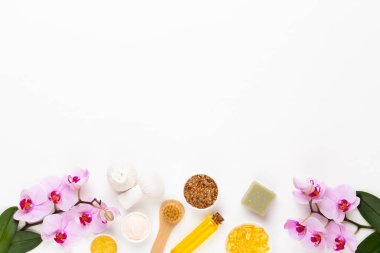 Spa aromaterapi kozmetik ürünler konsepti, orkide, bir metin için bir arkaplan, düz uzanma, yukarıdan görünüm.