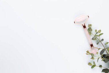 Kaplıca ve ev yapımı kozmetik ürünleri. Pastel arka planda kaplıca ürünleri olan şişeler.