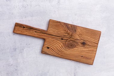 Eski bir rustik masa üzerindeki kesme tahtasını boşalt