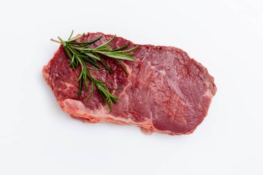 Biyolojik taze biftek beyaz arka planda izole edilmiş..