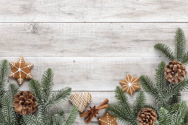 Lezzetli zencefilli kurabiyeler ve ahşap arka planda Noel dekoru..