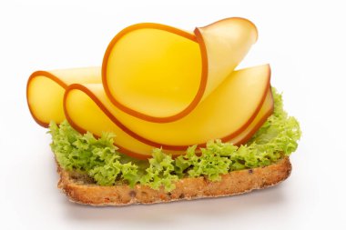 Beyaz arka planda peynirli sandviç..