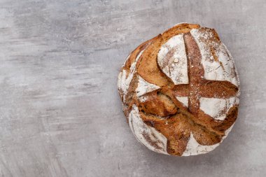 Koyu gri mutfak masasında taze pişmiş ekmek..