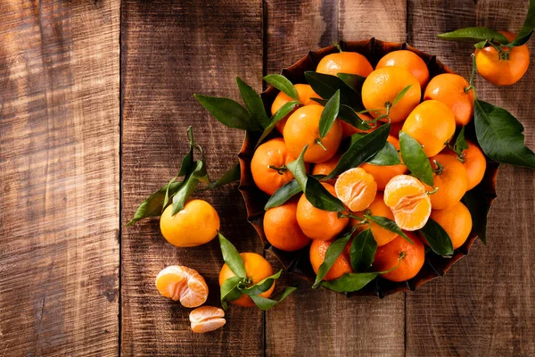 Fresh Mandarin Oranges Fruit Leaves Wooden Box Top View — Stock Photo, Image