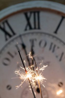 Siyah arka planda Noel maytap ışıkları.
