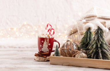 Noel şenlikli konforlu dekor ahşap arka planda hala hayat, ev konforu ve tatil konsepti.