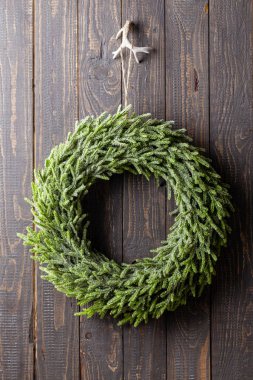 Noel çelengini dekorla kapat..