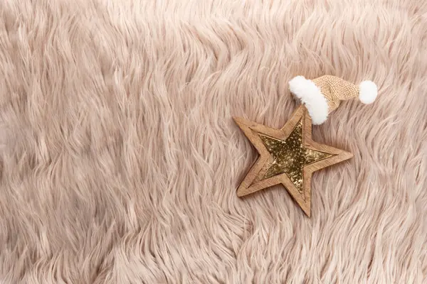 ウールの背景を持つ黄金のクリスマスの星 — ストック写真