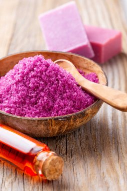 Doğal deniz tuzlu spa seti. Salon tedavisi daveti için spa konsepti veya şablonu. 