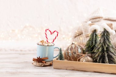 Noel şenlikli konforlu dekor ahşap arka planda hala hayat, ev konforu ve tatil konsepti.