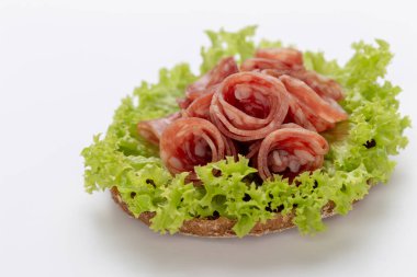 Beyaz arka planda salamlı sandviç..