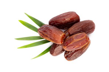 Kuru tarihler beyaz arkaplanda izole edilmiş. Üst Manzara. Düz uzanma deseni.