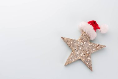 Noel yıldızı ve Noel Baba şapkası, pastel mavi arka planda dekor. 