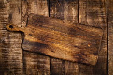 Eski bir rustik masa üzerindeki kesme tahtasını boşalt