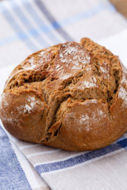 Koyu gri mutfak masasında taze pişmiş ekmek..