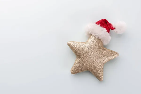 Weihnachtsstern Und Weihnachtsmütze Dekor Auf Pastellblauem Hintergrund — Stockfoto