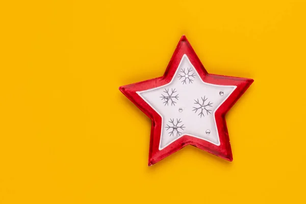 Weihnachtsstern Dekor Auf Gelb Gefärbtem Hintergrund — Stockfoto
