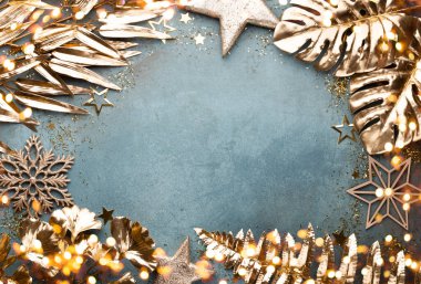 Klasik mavi arka planda güzel bir Noel çiçeği. Düz dizayn. Uzayı kopyala Yatay.