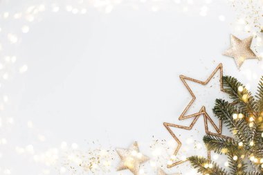 Şenlikli pastel arka plan. Noel yıldızları ve parıldayan parıltılar, pastel arka planda konfeti. Noel arkaplanı, düz uzanma.