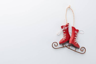 Noel yıldızı ve Noel Baba şapkası, pastel mavi arka planda dekor. 