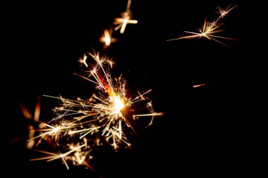 Siyah arka planda Noel maytap ışıkları. 