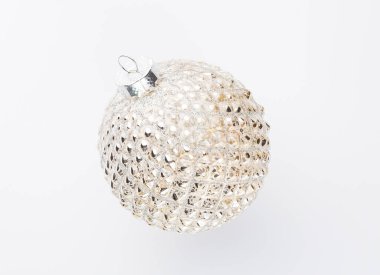 Beyaz arkaplanda izole edilmiş noel topları.