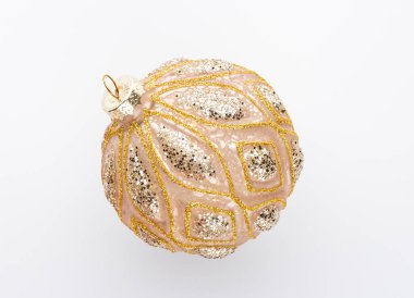 Beyaz arkaplanda izole edilmiş noel topları.