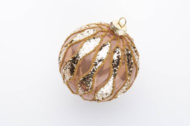 Beyaz arkaplanda izole edilmiş noel topları.