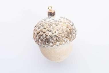 Beyaz arkaplanda izole edilmiş noel topları.