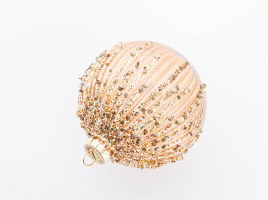 Beyaz arkaplanda izole edilmiş noel topları.