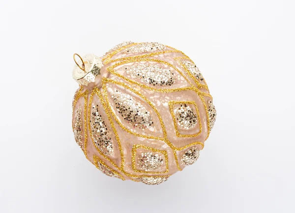 Beyaz arkaplanda izole edilmiş noel topları.