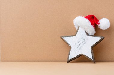 Noel yıldızı ve Noel Baba şapkası, kağıt arkaplanda dekor.
