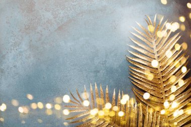 Klasik mavi arka planda güzel bir Noel çiçeği. Düz dizayn. Uzayı kopyala Yatay.