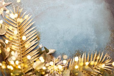 Klasik mavi arka planda güzel bir Noel çiçeği. Düz dizayn. Uzayı kopyala Yatay.