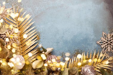 Klasik mavi arka planda güzel bir Noel çiçeği. Düz dizayn. Uzayı kopyala Yatay.