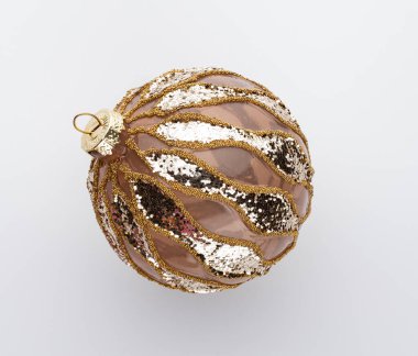 Beyaz arkaplanda izole edilmiş noel topları.