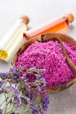 Doğal deniz tuzlu spa seti. Salon tedavisi daveti için spa konsepti veya şablonu. 